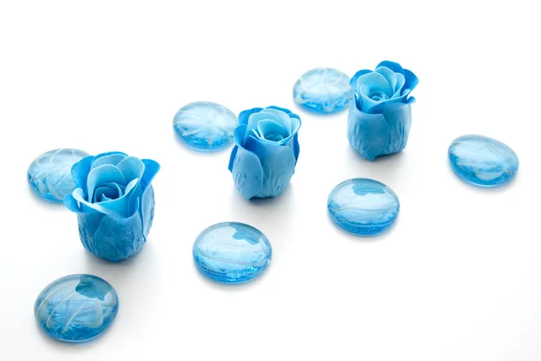 Синие стеклянные камни с цветами запаха — стоковое фото