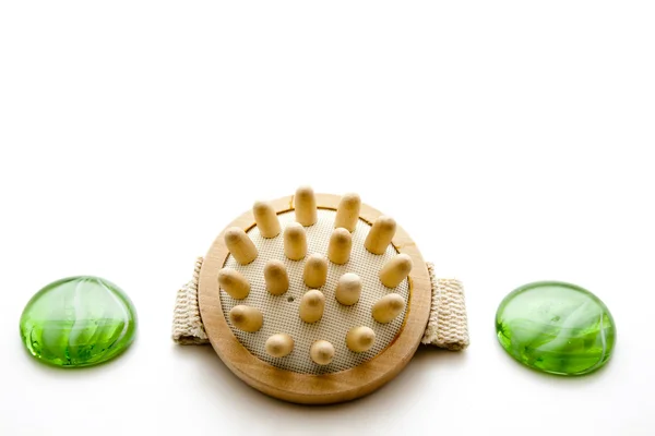 Massageborstel met groen glas stenen — Stockfoto