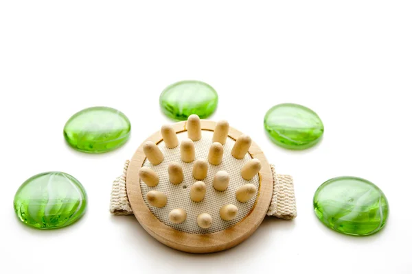 Массажная щетка с зелеными стеклянными камнями — стоковое фото