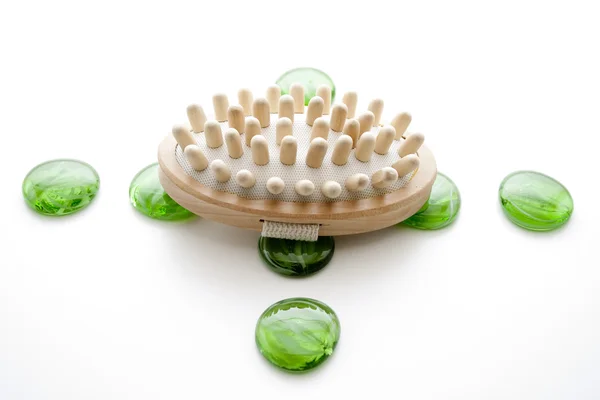 Massagebürste mit grünen Glassteinen — Stockfoto