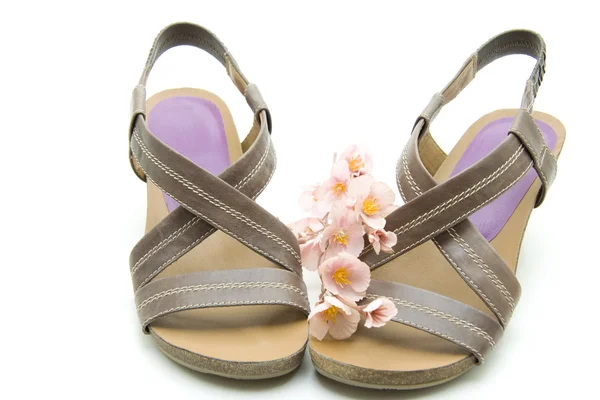 Sandały damskie z kwiatem — Zdjęcie stockowe