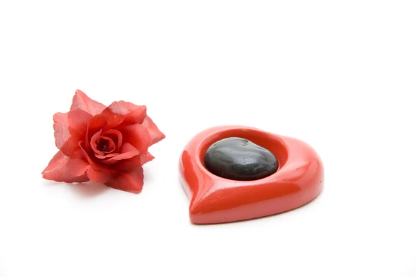 Röd ros med keramik hjärta — Stockfoto