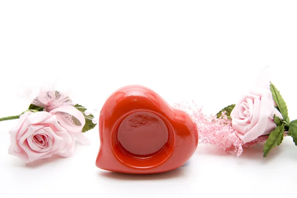 Rosa rosor med keramik hjärta — Stockfoto