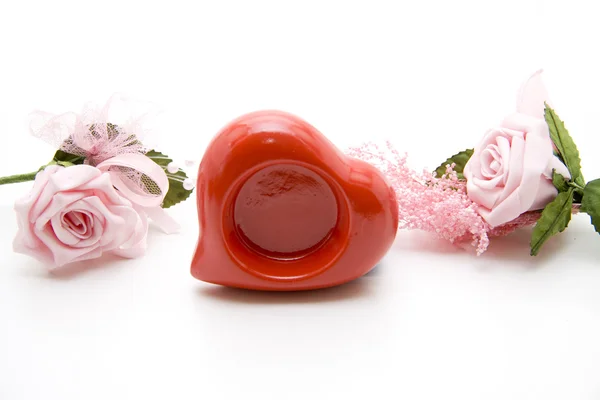 Rosa rosor med keramik hjärta — Stockfoto