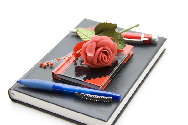 Kuličkové pero s růží na deník — Stock fotografie