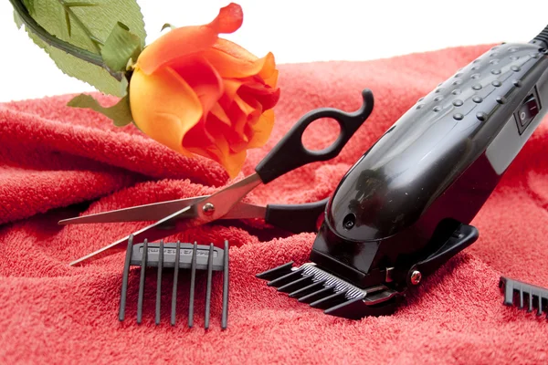 Svart elektriska hårklippningsmaskiner med sax — Stockfoto