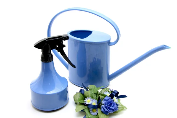 Kék spray palackot és locsolókanna — Stock Fotó