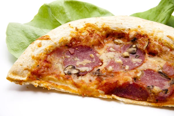 Pizza z salami i sałatka z liści — Zdjęcie stockowe
