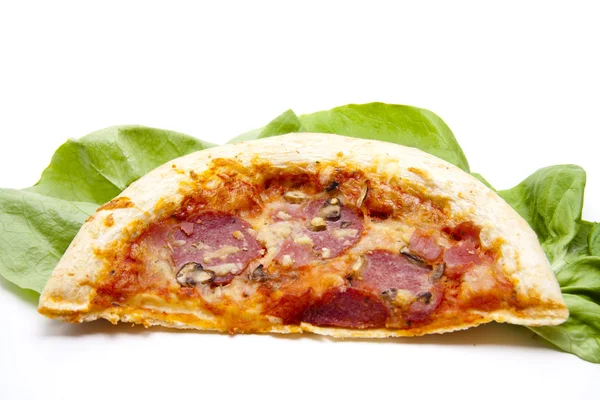 Pizza, szalámi és saláta levél — Stock Fotó
