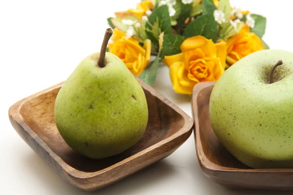 Fresh fruit in bowl — Stock Photo, Image