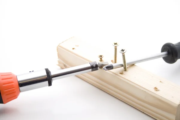 Destornillador con tornillos en madera —  Fotos de Stock