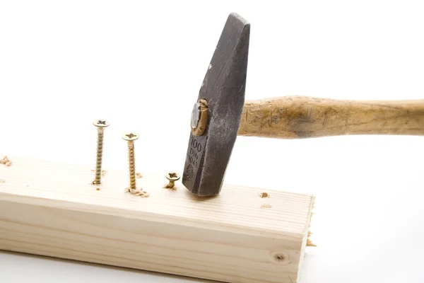 Hammer mit Schrauben in Holz — Stockfoto