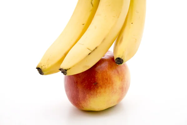 Banane auf Apfel — Stockfoto