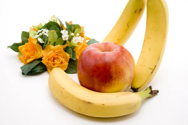 Бананы и яблоки — стоковое фото