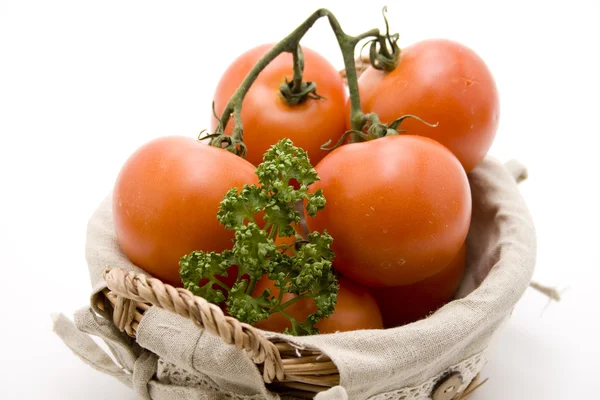 Frische Tomaten im Korb — Stockfoto
