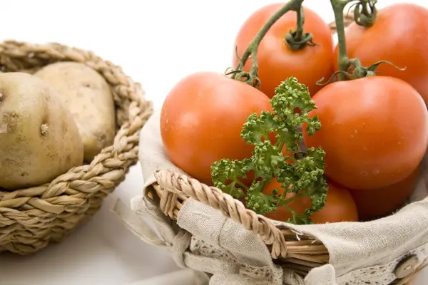 Tomates y patata en la canasta — Foto de Stock