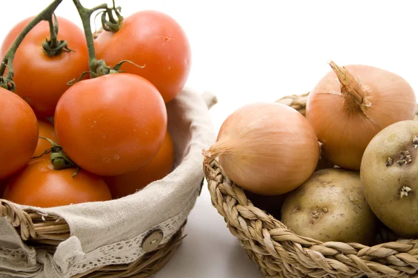 Tomaten und Zwiebeln im Korb — Stockfoto