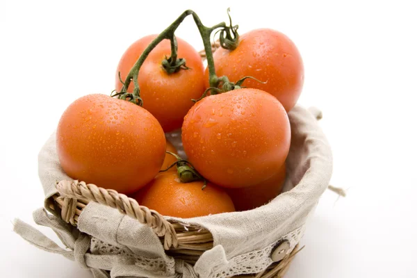 Tomates frescos en la cesta —  Fotos de Stock