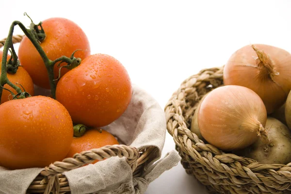 Frische Tomaten und Zwiebeln im Korb — Stockfoto