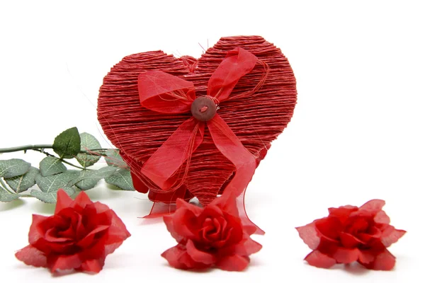 Κόκκινη καρδιά με τριαντάφυλλα — Φωτογραφία Αρχείου