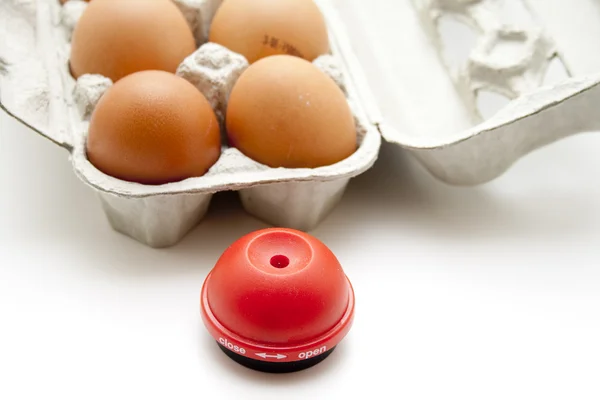 Huevos con grabador de huevos — Foto de Stock