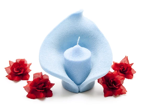 Голубая свеча с красными розами — стоковое фото