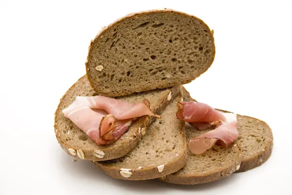 Холодные ломтики хлеба — стоковое фото