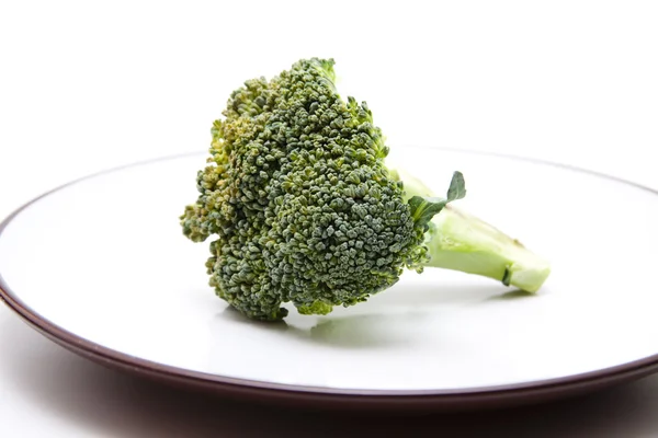 Brokkoli auf Teller — Stockfoto