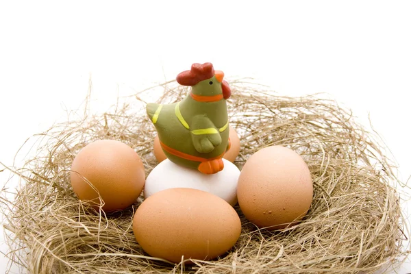 Huevos crudos en heno — Foto de Stock