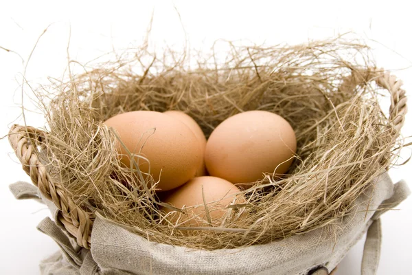 Huevos crudos en la cesta — Foto de Stock