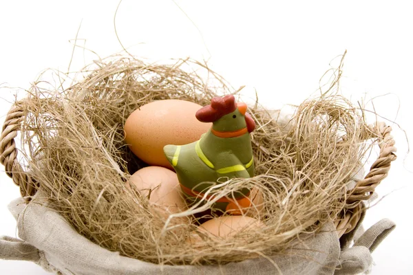 Сирі яйця в кошику — стокове фото