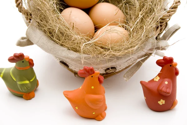 Rauwe eieren in de mand — Stockfoto