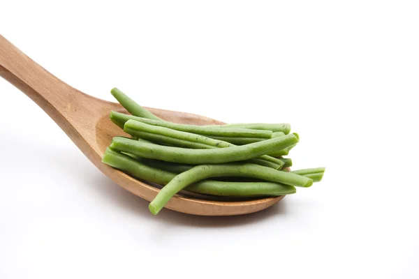 Grüne Bohnen auf Kochlöffel — Stockfoto