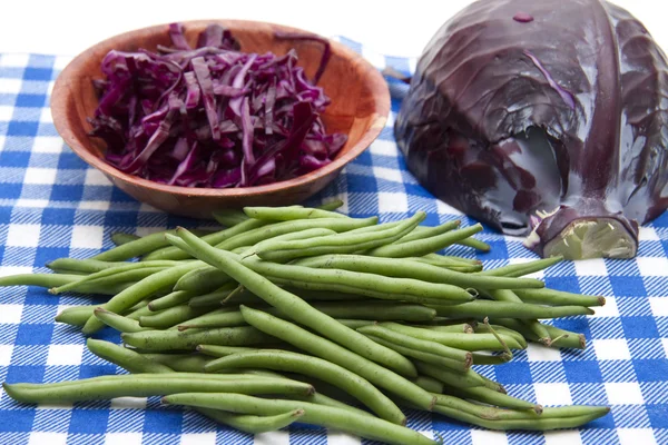 Färska grönsaker på kök tyg — Stockfoto