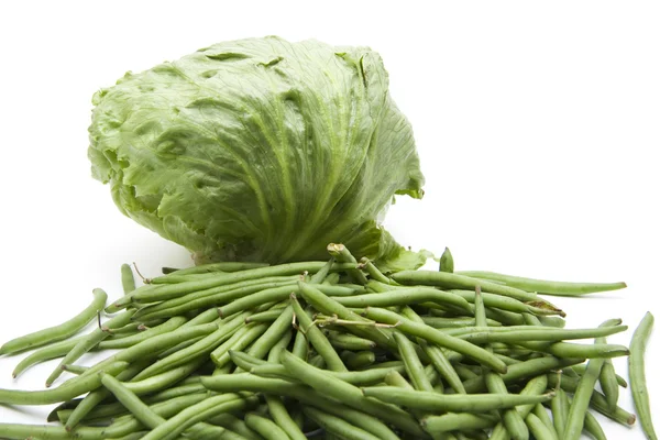 Zelené fazolky s ledovým salátem — Stock fotografie