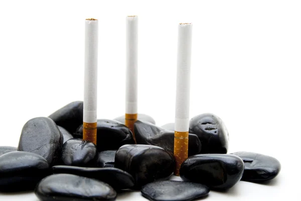 Fekete kövek, cigaretta — Stock Fotó