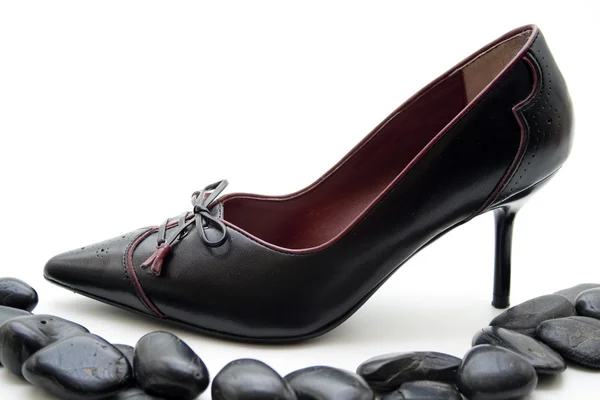 Pedras pretas com sapato feminino — Fotografia de Stock
