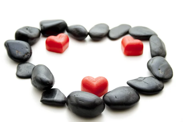 Pedras pretas com corações — Fotografia de Stock