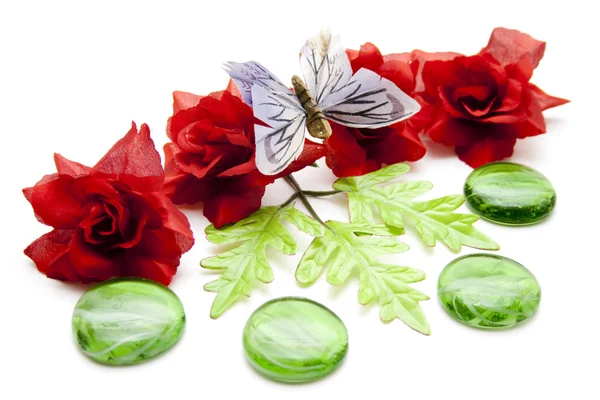 さまざまな花と緑の石 — ストック写真