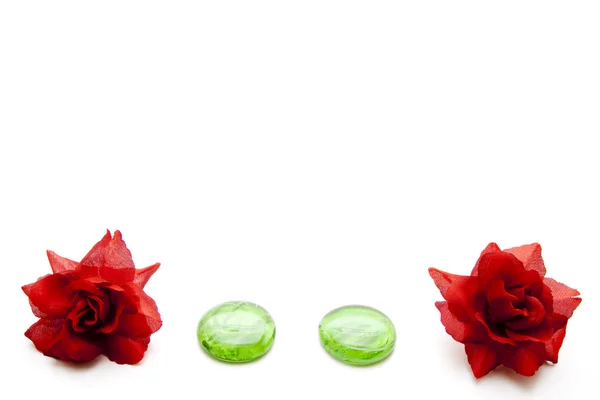 Pedras verdes com flores vermelhas — Fotografia de Stock
