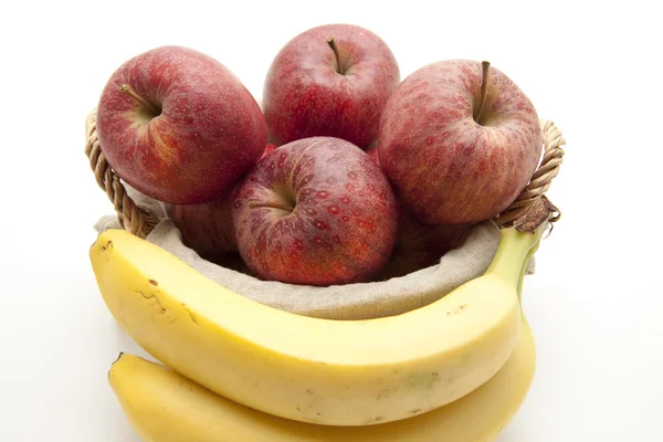 Färska äpplen med banan — Stockfoto