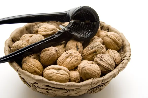 Nueces marrones con cascanueces —  Fotos de Stock