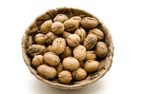 Hnědé ořechy v košíku — Stock fotografie