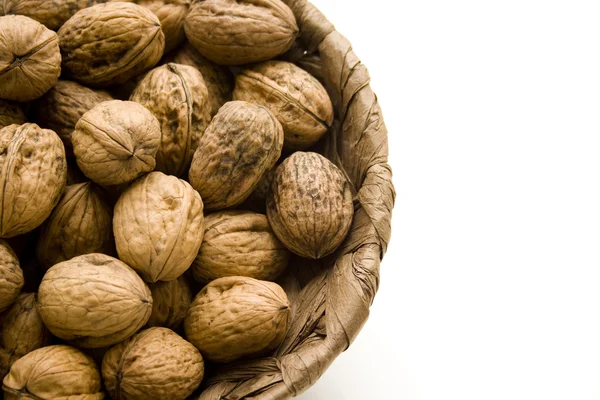 Hnědé ořechy v košíku — Stock fotografie