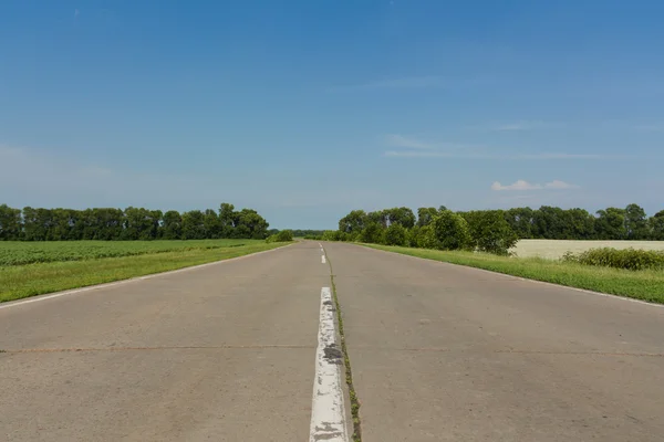 A estrada estende-se para o horizonte — Fotografia de Stock