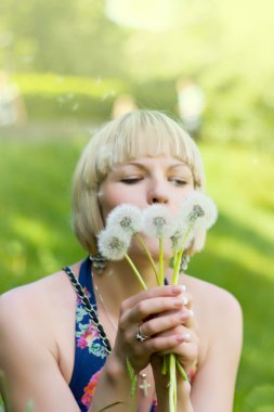 dandelions kızla