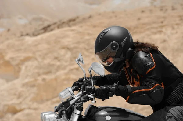 Un motocycliste dans un désert — Photo