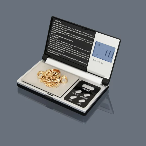 Digital Scales and a golden scrap — Stock Photo, Image