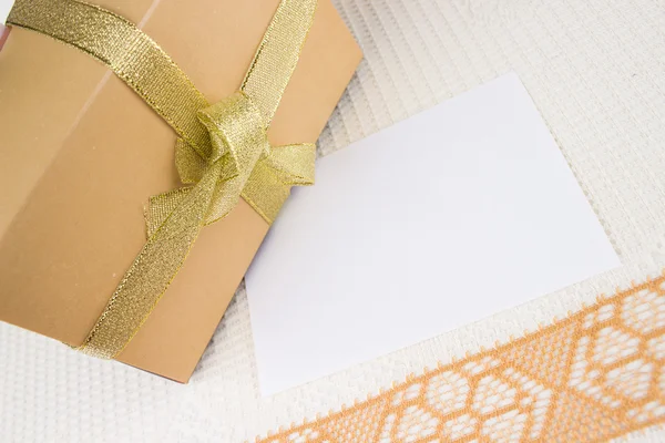Специальный подарок с бланковой бумагой — стоковое фото