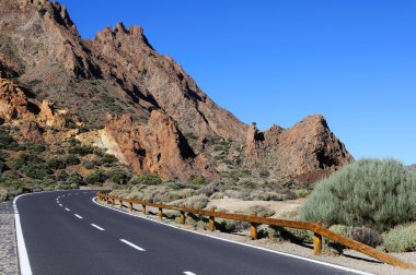 dolambaçlı bir dağ yolu